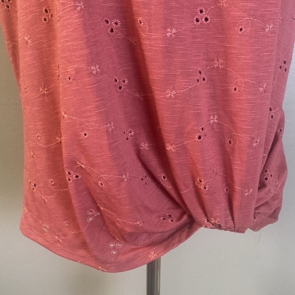 24/7 Maurices Eyelet Knot Hem Tee Sz L NWOT - Picture 3 of 9